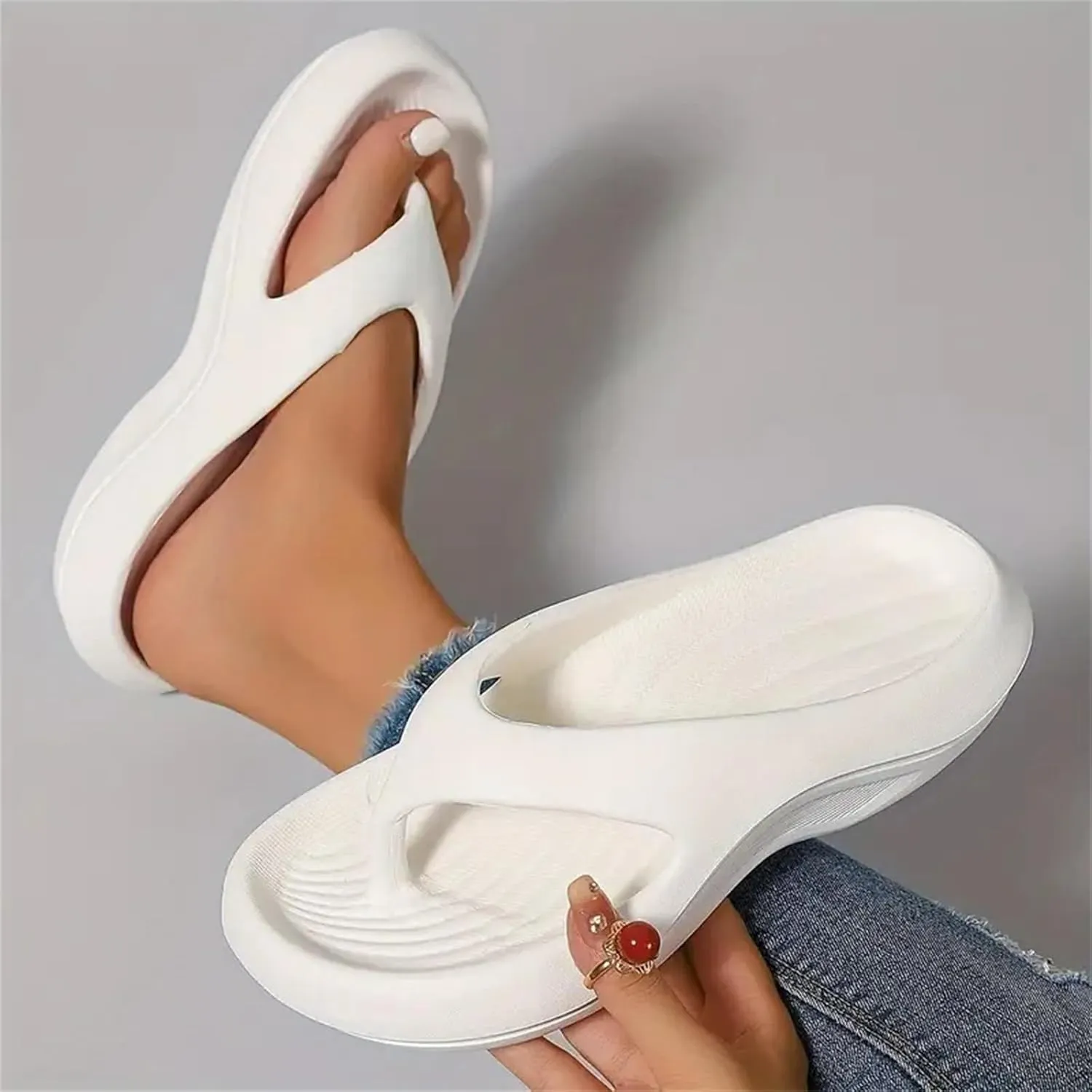 Flip Flops with Arch Support for Women Comfort Plantar Fasciitis Orthopedic Sandals Lightweight Arch Support Recovery Flip-Flops Pillow Breathable Walking Slippers Summer Beach Cloud Slides